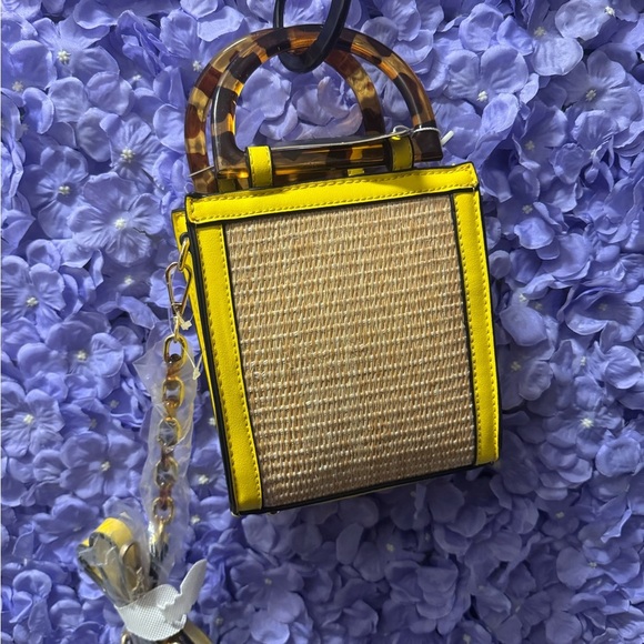 🔥New IN 💡ATTIRE YELLOW CROSSBODY BAG🔥 - Picture 9 of 9
